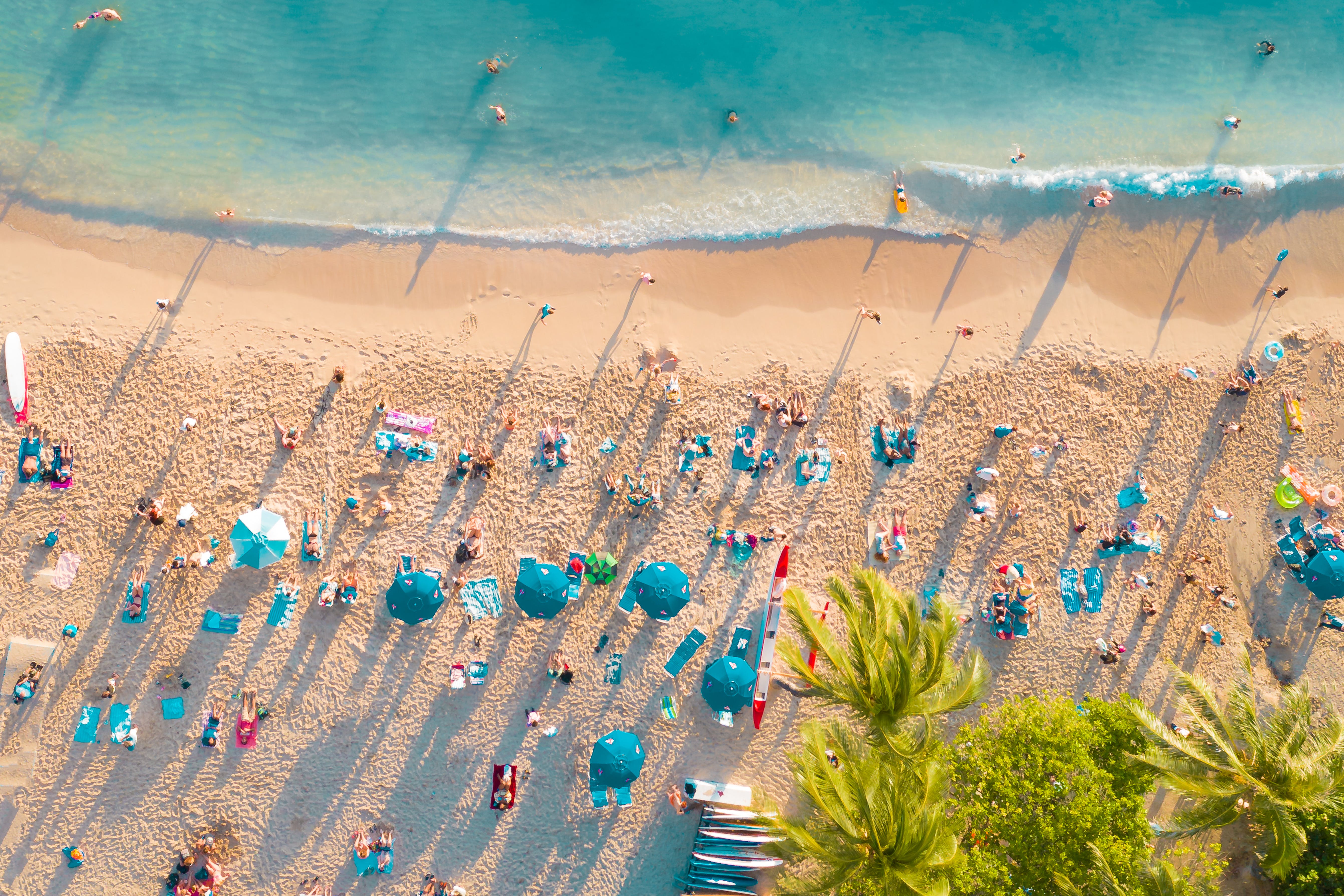 Vista aérea de playa turquesa